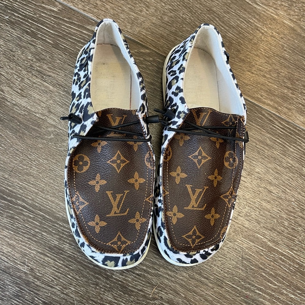 Women’s 8.5 upcycled hey dudes